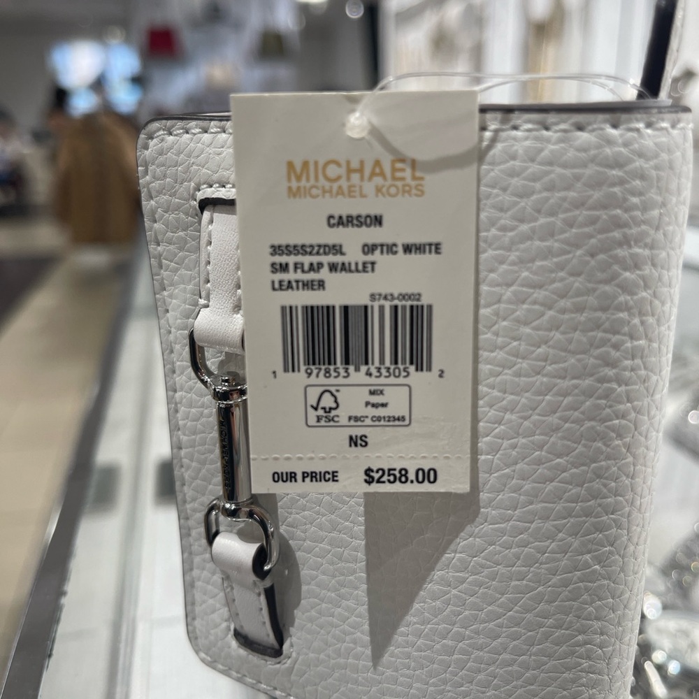 MICHAEL KORS Carson Small Pebbled Leather Wallet
Optic White 
NWT - Picture 6 of 16
